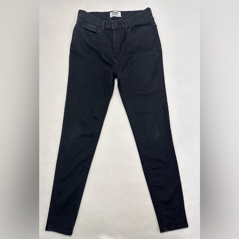 Levi’s Woman’s Denizen Black High Rise Jegging 
Size: 11M W30 L30